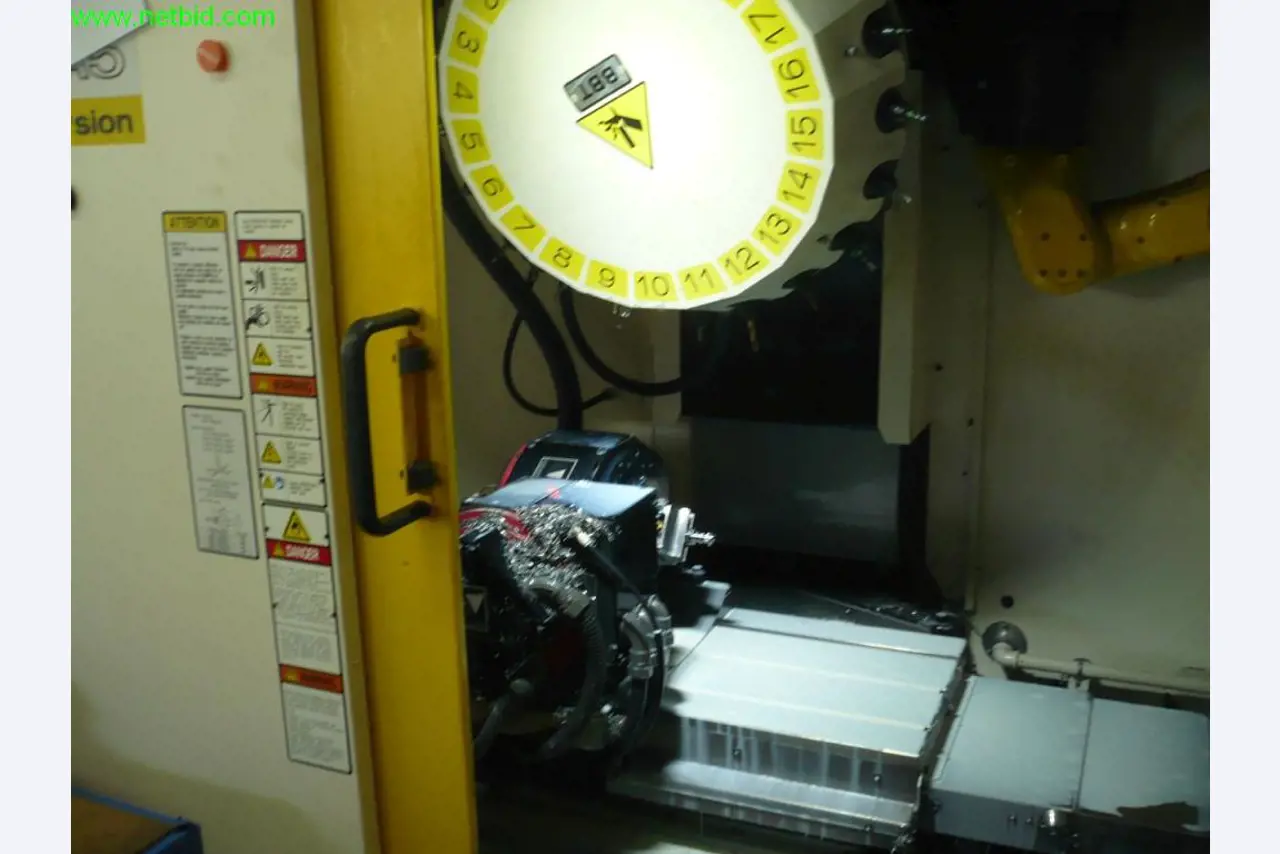 3 x 5-Achs Vertikal CNC-Bearbeitungszentren mit Roboterhandling, FANUC<br>
- extrem preisreduziert -
-4