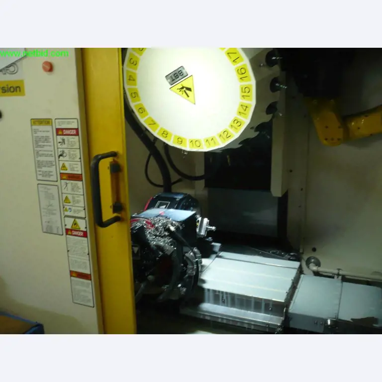 3 x 5-Achs Vertikal CNC-Bearbeitungszentren mit Roboterhandling, FANUC<br>
- extrem preisreduziert -
-4