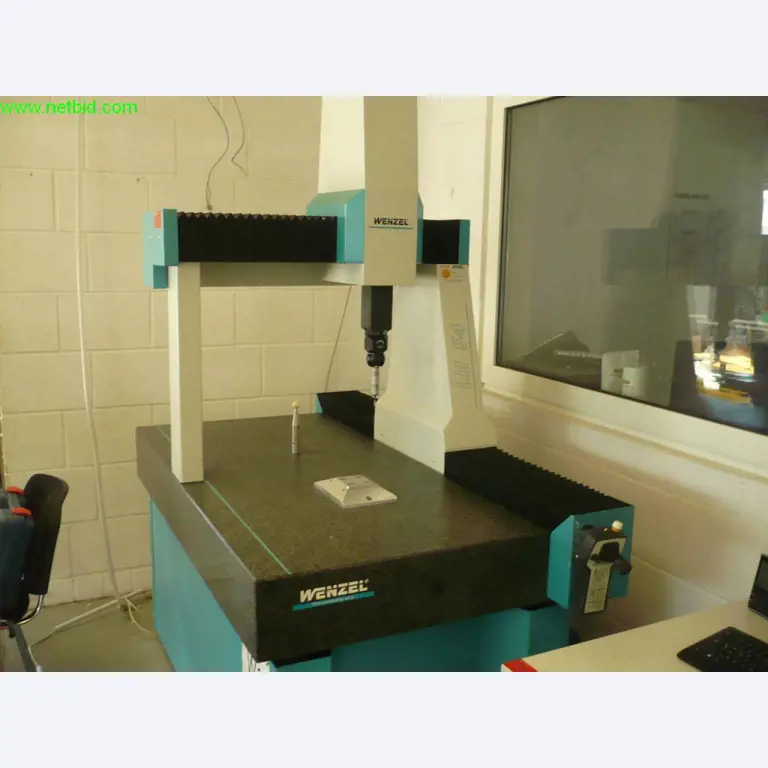 3 centres d'usinage CNC verticaux 5 axes avec manipulation robotisée, FANUC<br>
- prix extrêmement réduit -
-1