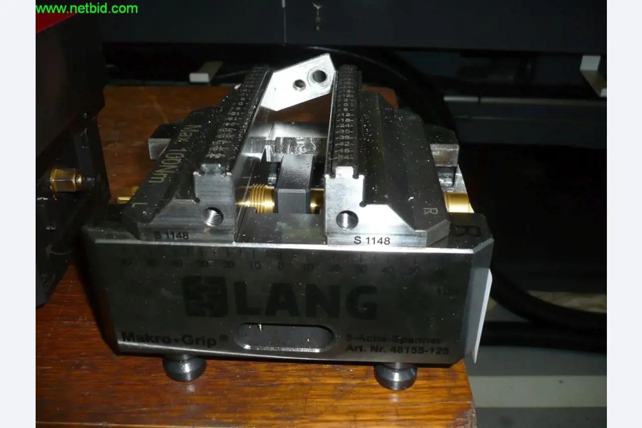 3 centres d'usinage CNC verticaux 5 axes avec manipulation robotisée, FANUC<br>
- prix extrêmement réduit -
-1