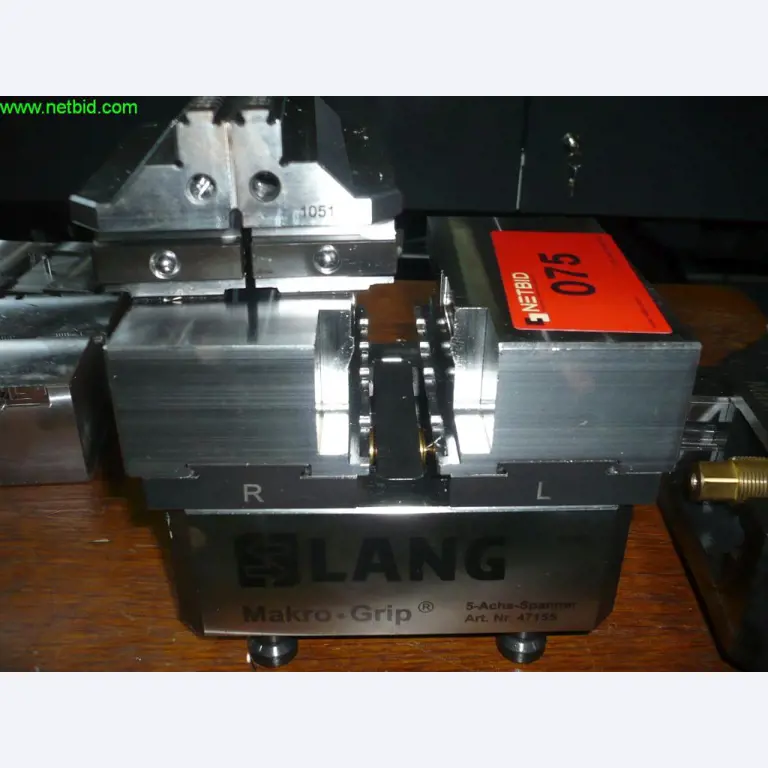 3 centres d'usinage CNC verticaux 5 axes avec manipulation robotisée, FANUC<br>
- prix extrêmement réduit -
-1