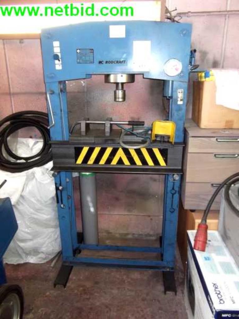 Equipamento operacional e comercial bem conservado da empresa de serviços e reparação de camiões industriais e de movimentação de contentores<br>-1