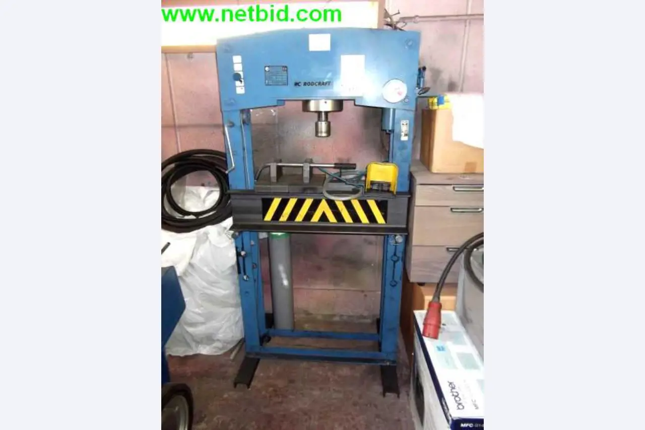 Equipamento operacional e comercial bem conservado da empresa de serviços e reparação de camiões industriais e de movimentação de contentores<br>-1