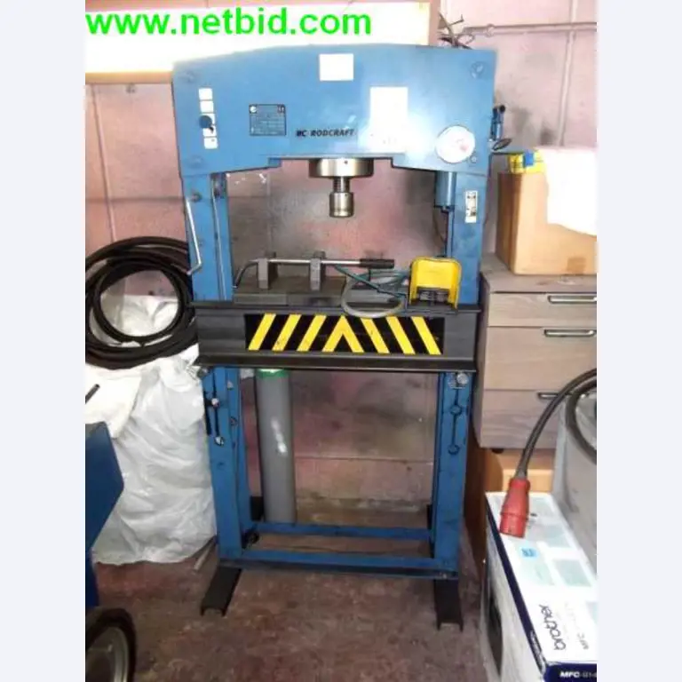 Equipamento operacional e comercial bem conservado da empresa de serviços e reparação de camiões industriais e de movimentação de contentores<br>-1