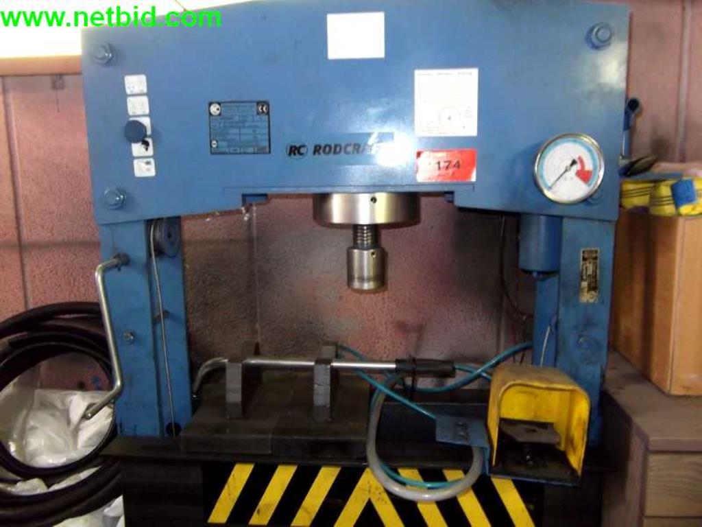 Equipamento operacional e comercial bem conservado da empresa de serviços e reparação de camiões industriais e de movimentação de contentores<br>-2