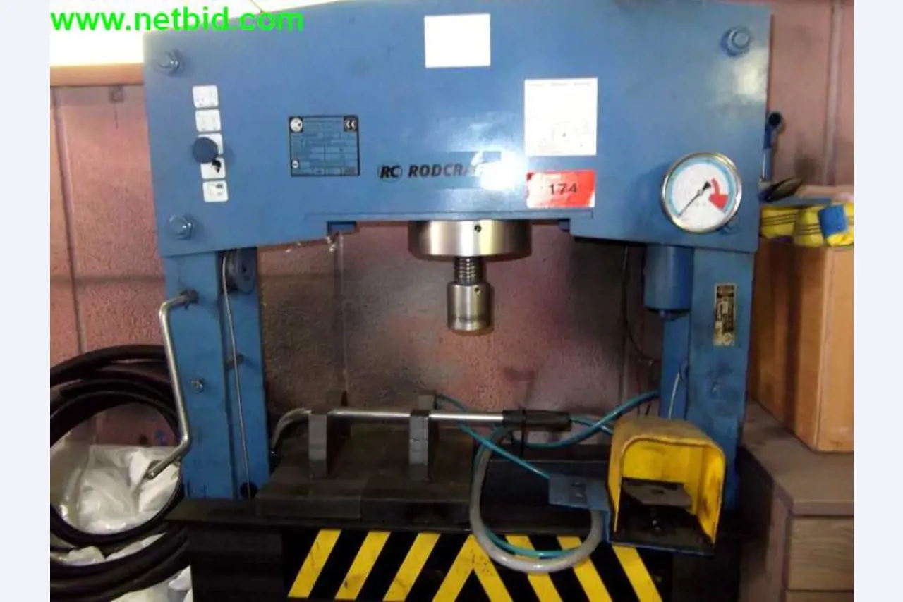 Equipamento operacional e comercial bem conservado da empresa de serviços e reparação de camiões industriais e de movimentação de contentores<br>-2