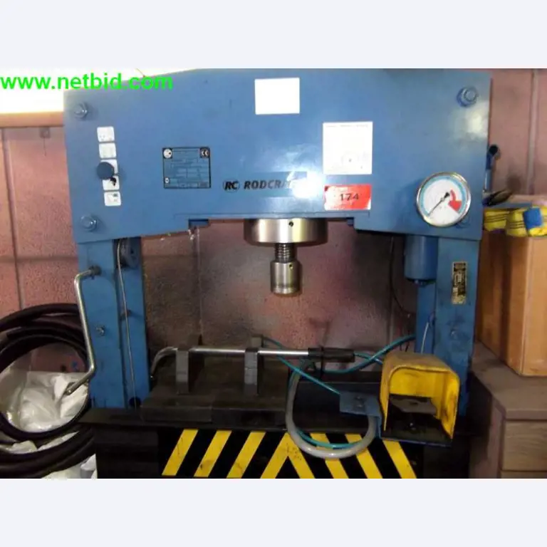 Equipamento operacional e comercial bem conservado da empresa de serviços e reparação de camiões industriais e de movimentação de contentores<br>-2