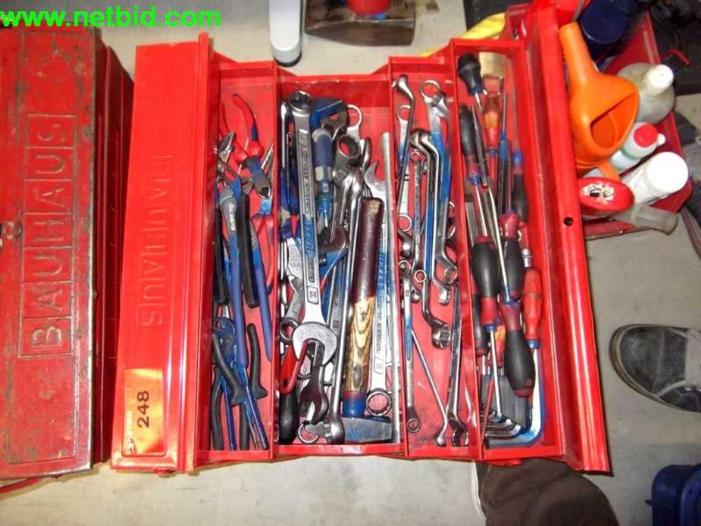 operating and office equipment from a service and repair company for industrial trucks and container handling<br>-1