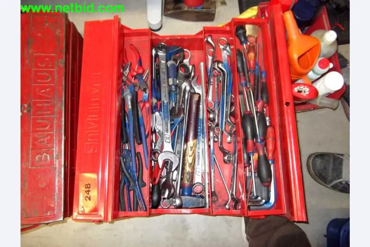 operating and office equipment from a service and repair company for industrial trucks and container handling<br>-1