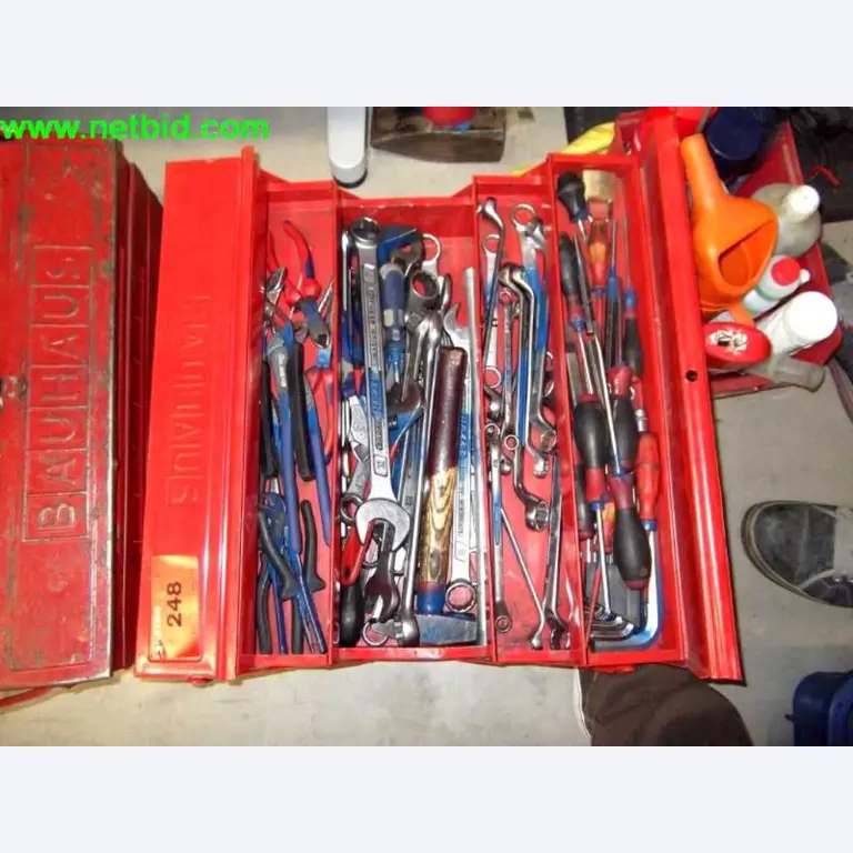 operating and office equipment from a service and repair company for industrial trucks and container handling<br>-1