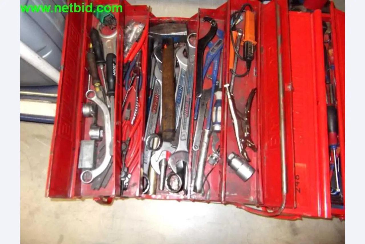 operating and office equipment from a service and repair company for industrial trucks and container handling<br>-2