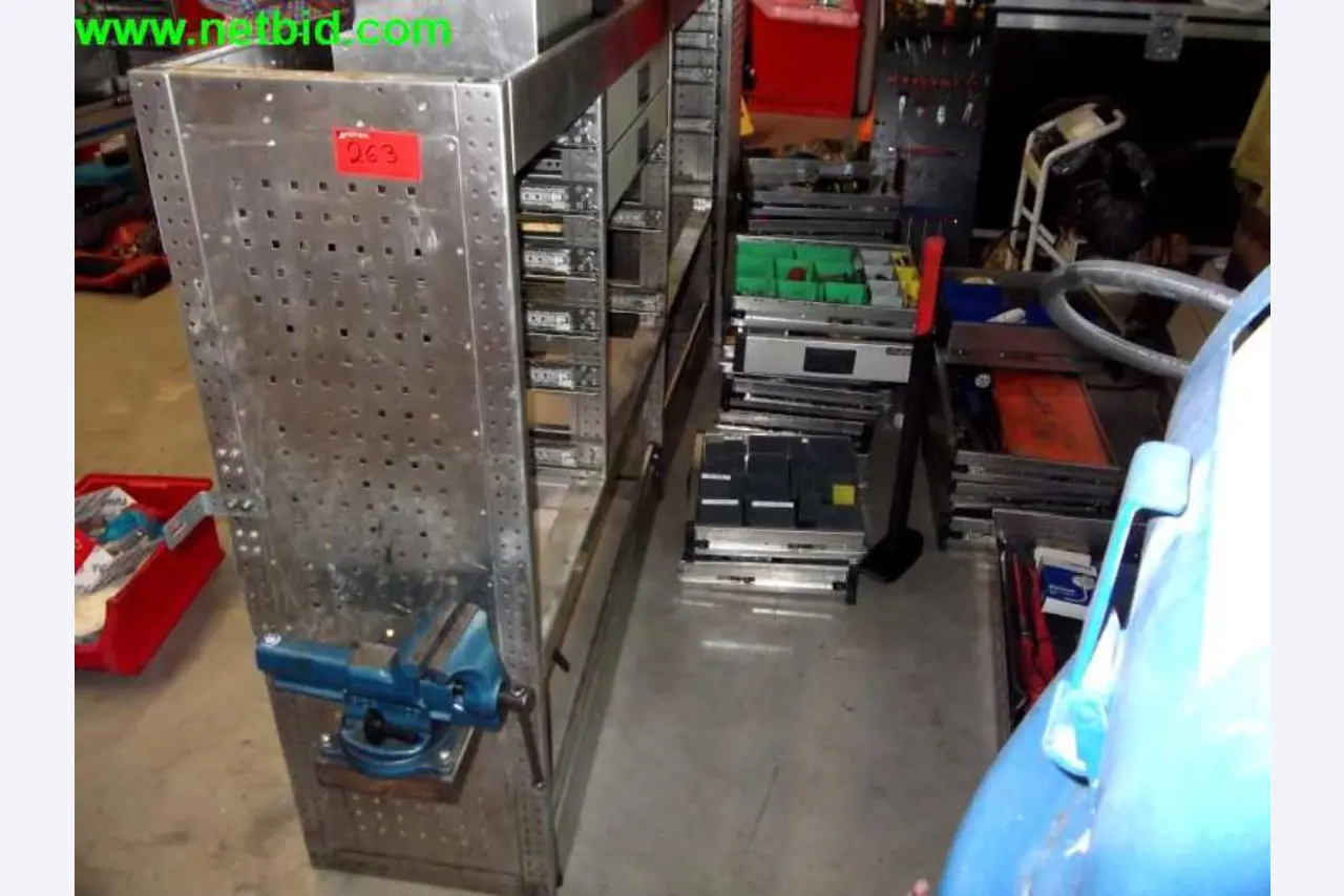 Equipamento operacional e comercial bem conservado da empresa de serviços e reparação de camiões industriais e de movimentação de contentores<br>-1