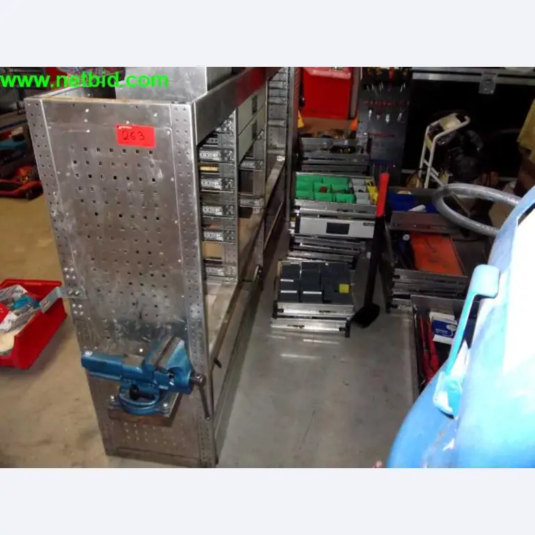 Equipamento operacional e comercial bem conservado da empresa de serviços e reparação de camiões industriais e de movimentação de contentores<br>-1