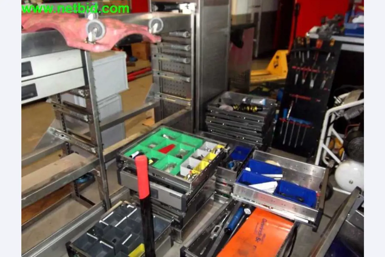 Equipamento operacional e comercial bem conservado da empresa de serviços e reparação de camiões industriais e de movimentação de contentores<br>-2