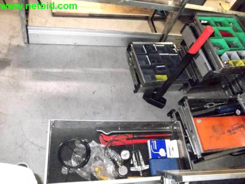 Equipamento operacional e comercial bem conservado da empresa de serviços e reparação de camiões industriais e de movimentação de contentores<br>-3