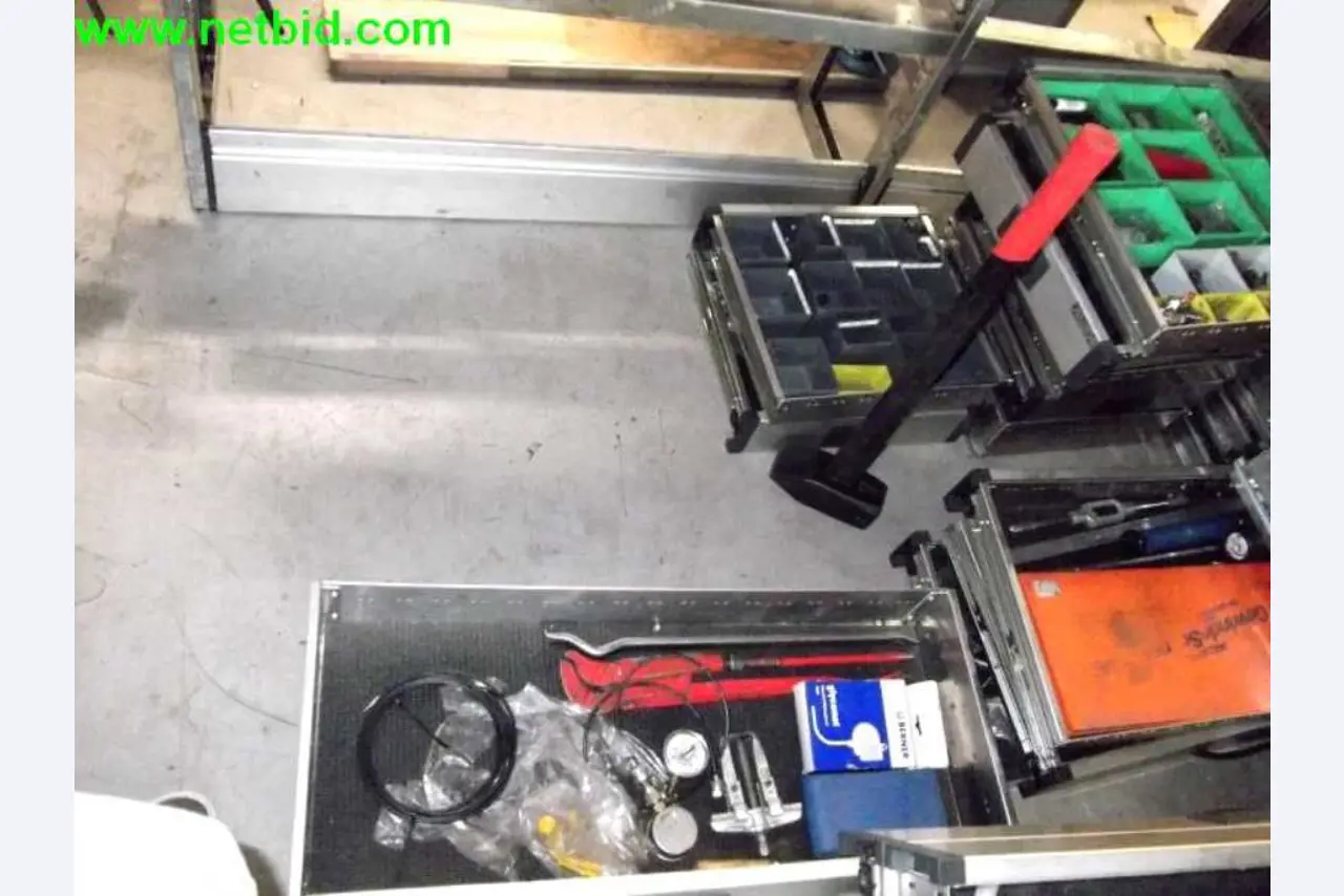 Equipamento operacional e comercial bem conservado da empresa de serviços e reparação de camiões industriais e de movimentação de contentores<br>-3