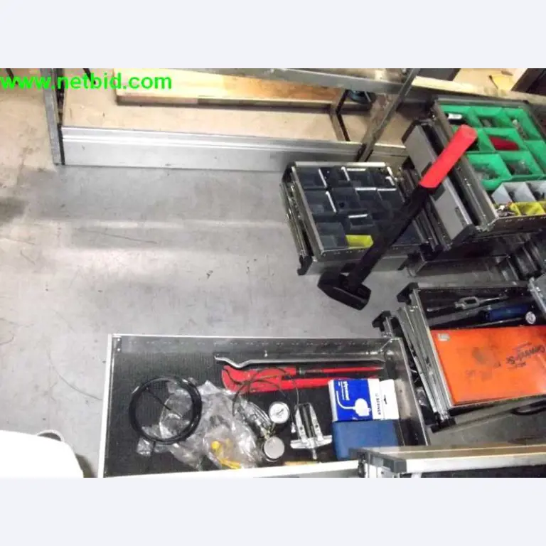 Equipamento operacional e comercial bem conservado da empresa de serviços e reparação de camiões industriais e de movimentação de contentores<br>-3