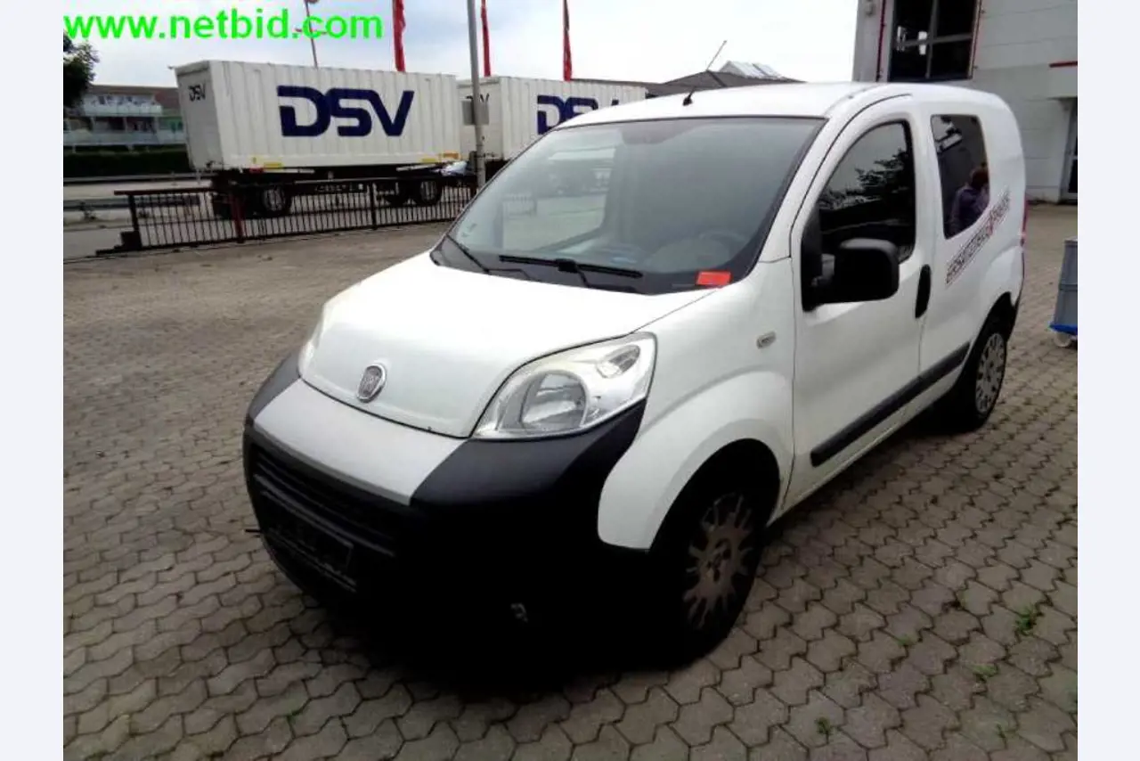 Equipamento operacional e comercial bem conservado da empresa de serviços e reparação de camiões industriais e de movimentação de contentores<br>-1