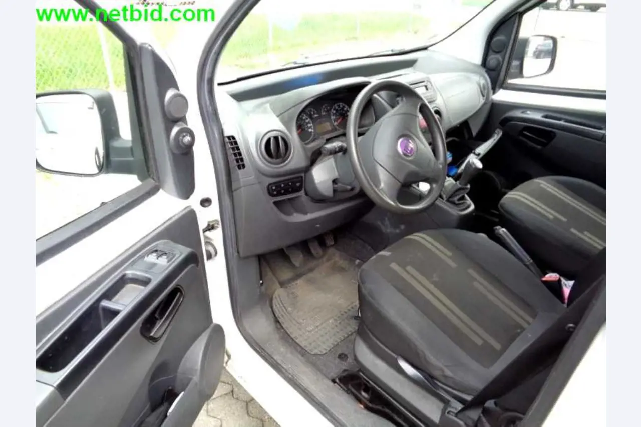 Equipamento operacional e comercial bem conservado da empresa de serviços e reparação de camiões industriais e de movimentação de contentores<br>-5