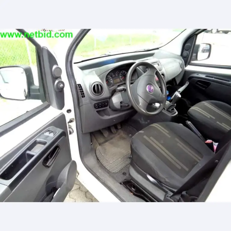 Equipamento operacional e comercial bem conservado da empresa de serviços e reparação de camiões industriais e de movimentação de contentores<br>-5