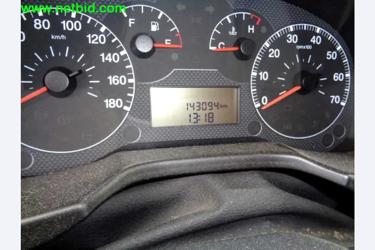 Equipamento operacional e comercial bem conservado da empresa de serviços e reparação de camiões industriais e de movimentação de contentores<br>-6