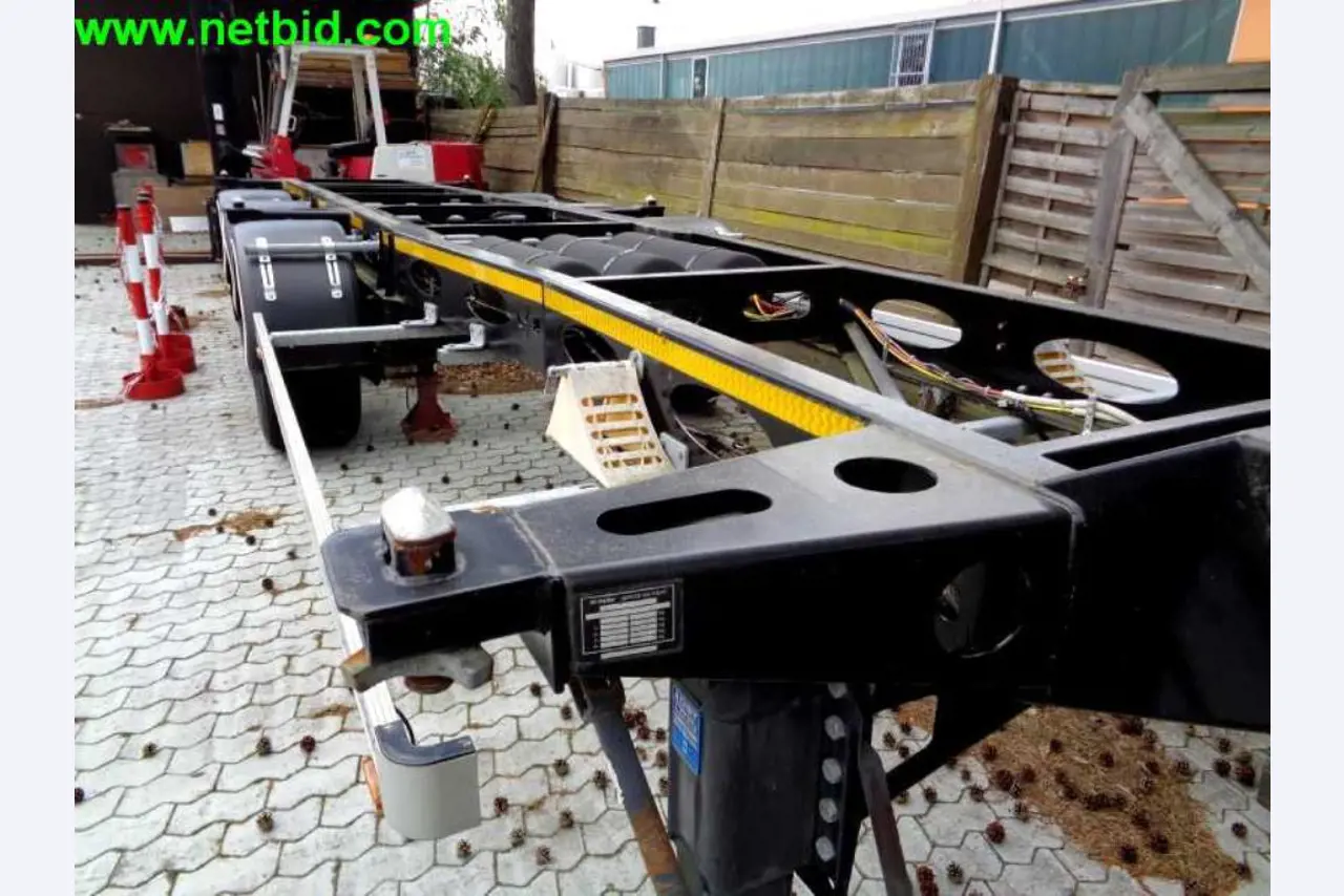 operating and office equipment from a service and repair company for industrial trucks and container handling<br>-4