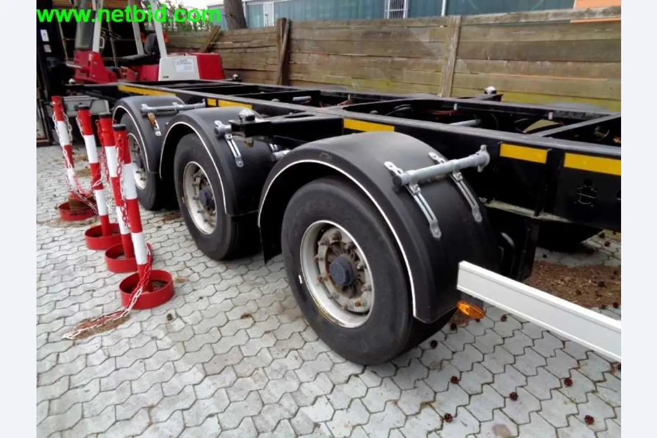 operating and office equipment from a service and repair company for industrial trucks and container handling<br>-5