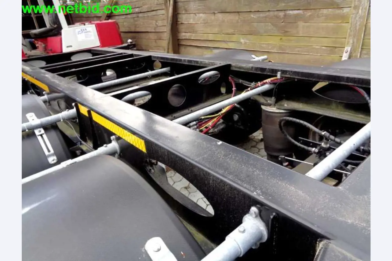operating and office equipment from a service and repair company for industrial trucks and container handling<br>-7