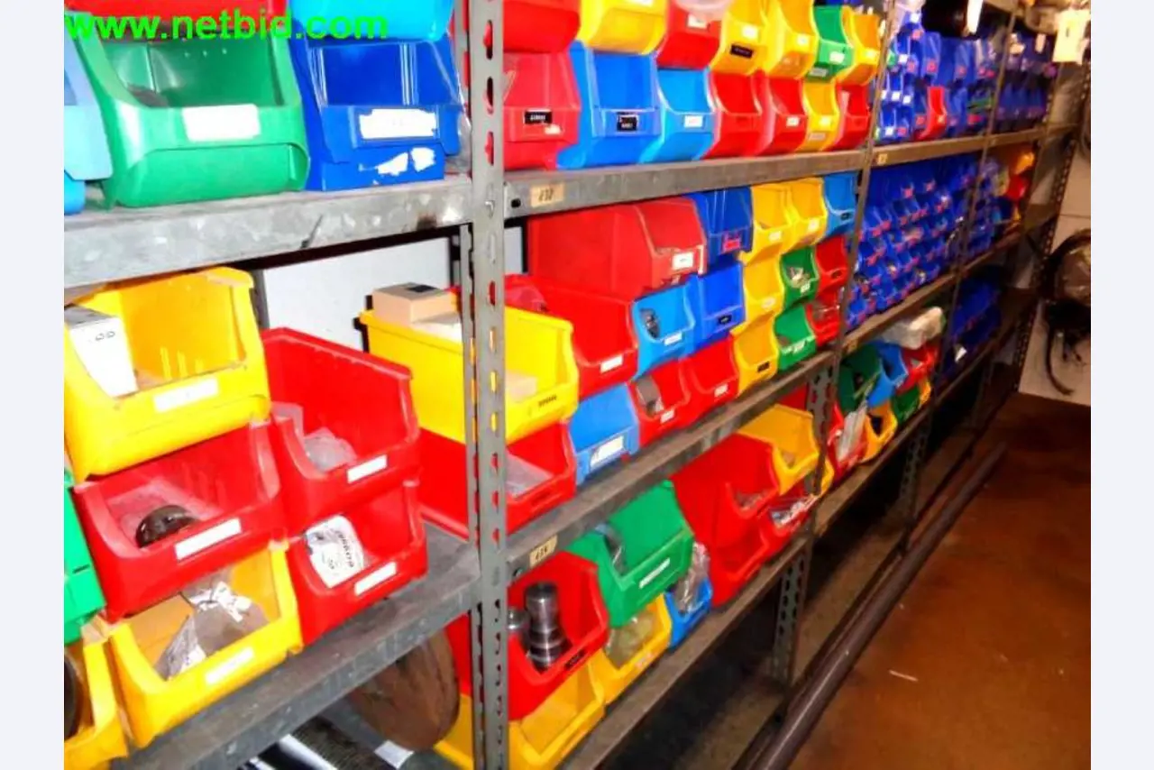 Equipamento operacional e comercial bem conservado da empresa de serviços e reparação de camiões industriais e de movimentação de contentores<br>-1