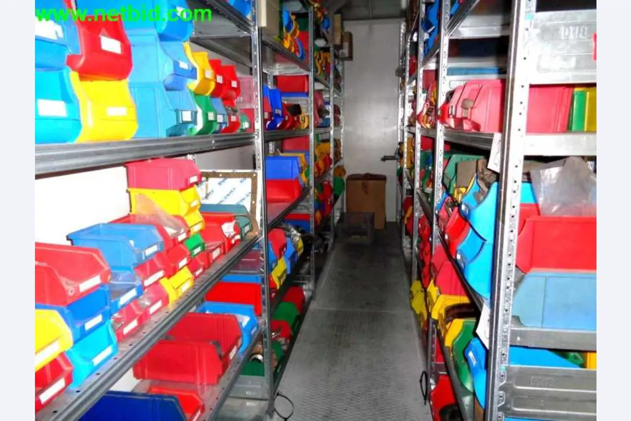 Equipamento operacional e comercial bem conservado da empresa de serviços e reparação de camiões industriais e de movimentação de contentores<br>-4