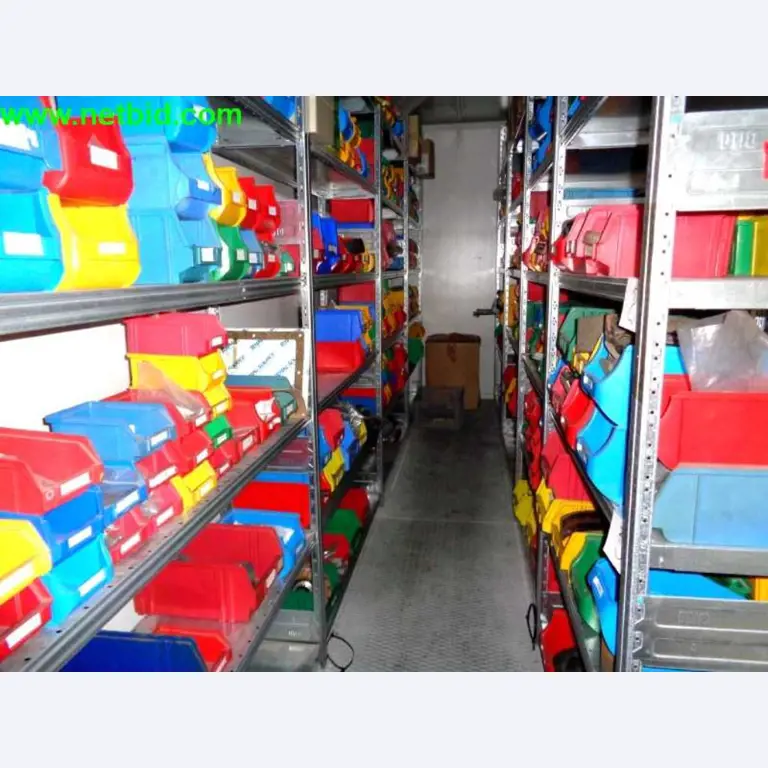 Equipamento operacional e comercial bem conservado da empresa de serviços e reparação de camiões industriais e de movimentação de contentores<br>-4