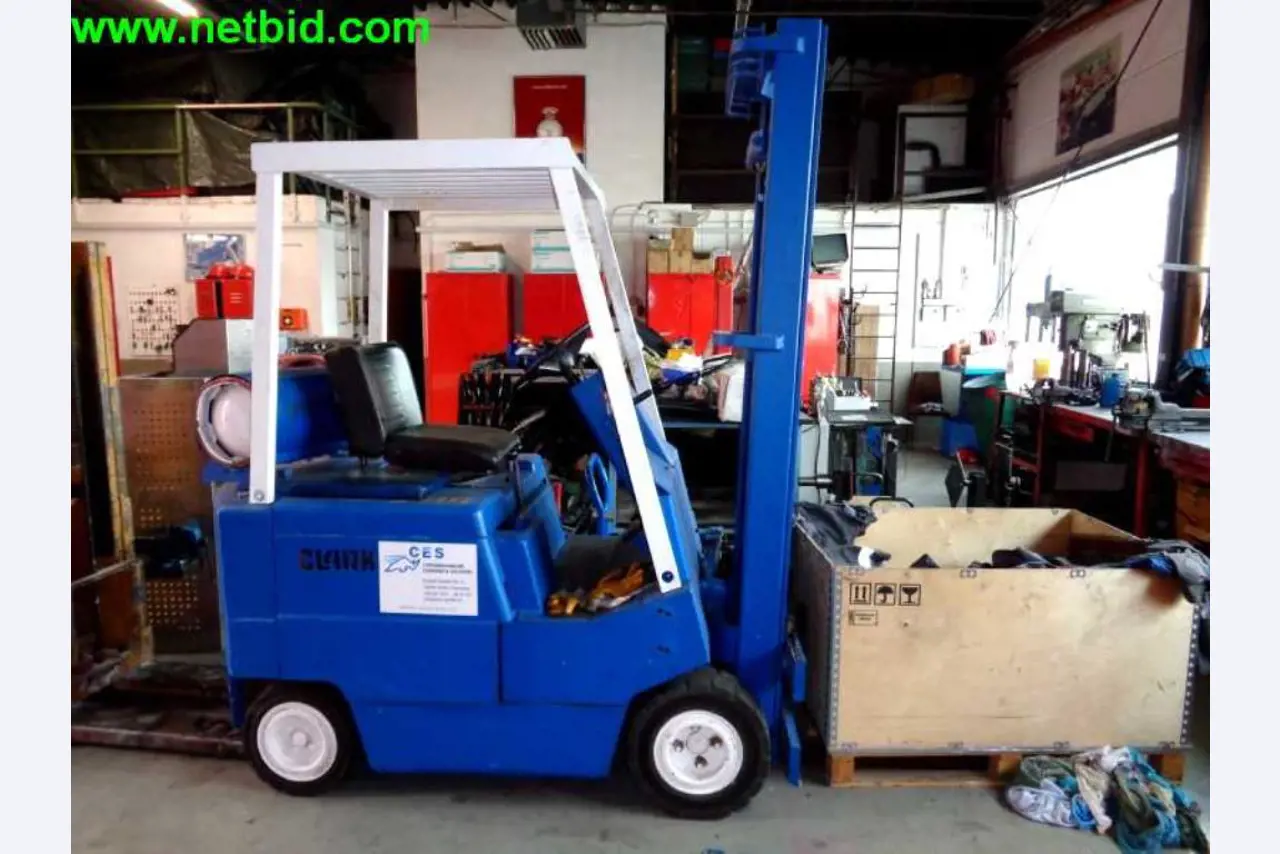 operating and office equipment from a service and repair company for industrial trucks and container handling<br>-1
