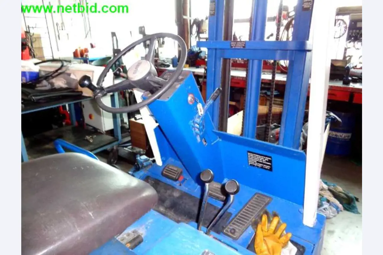 operating and office equipment from a service and repair company for industrial trucks and container handling<br>-4