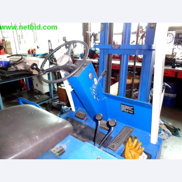 operating and office equipment from a service and repair company for industrial trucks and container handling<br>-4