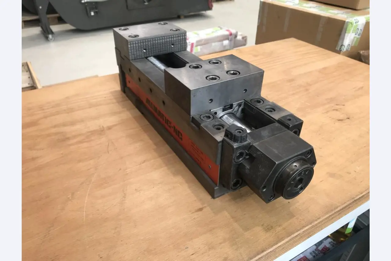 Metallbearbeitungsmaschinen und<br>Werkstattausstattung -5