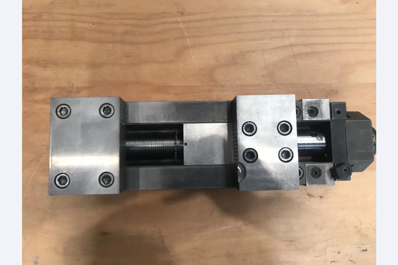 Metallbearbeitungsmaschinen und<br>Werkstattausstattung -7