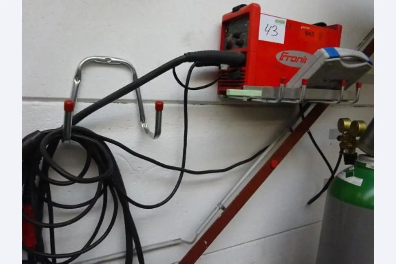 Machines pour le travail du métal et<br>équipement d'atelier-1
