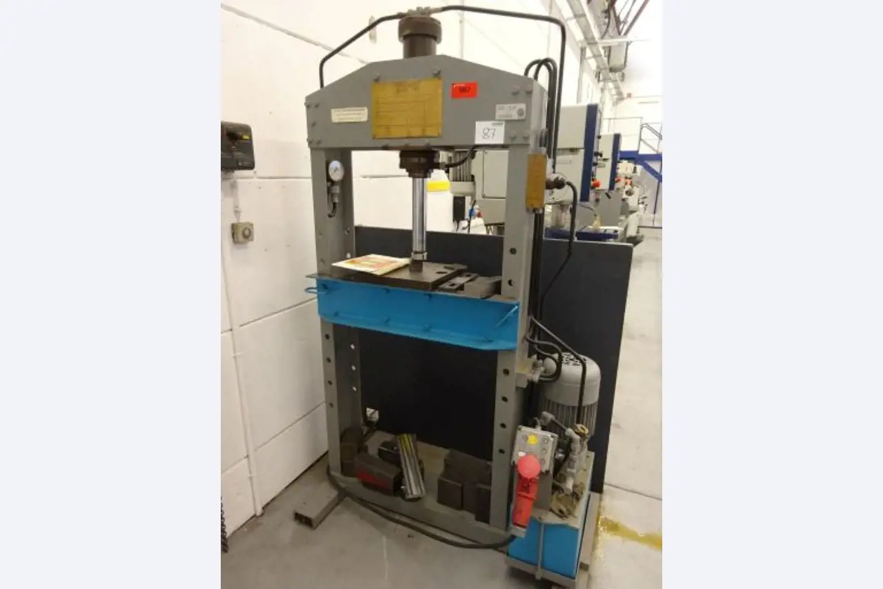 Metallbearbeitungsmaschinen und<br>Werkstattausstattung -1