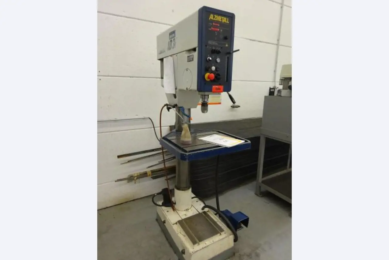 Machines pour le travail du métal et<br>équipement d'atelier-1