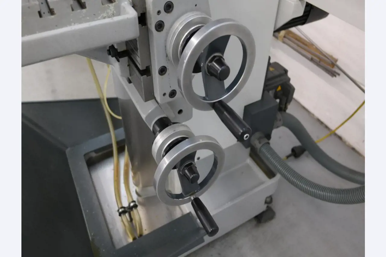 Metallbearbeitungsmaschinen und<br>Werkstattausstattung -10