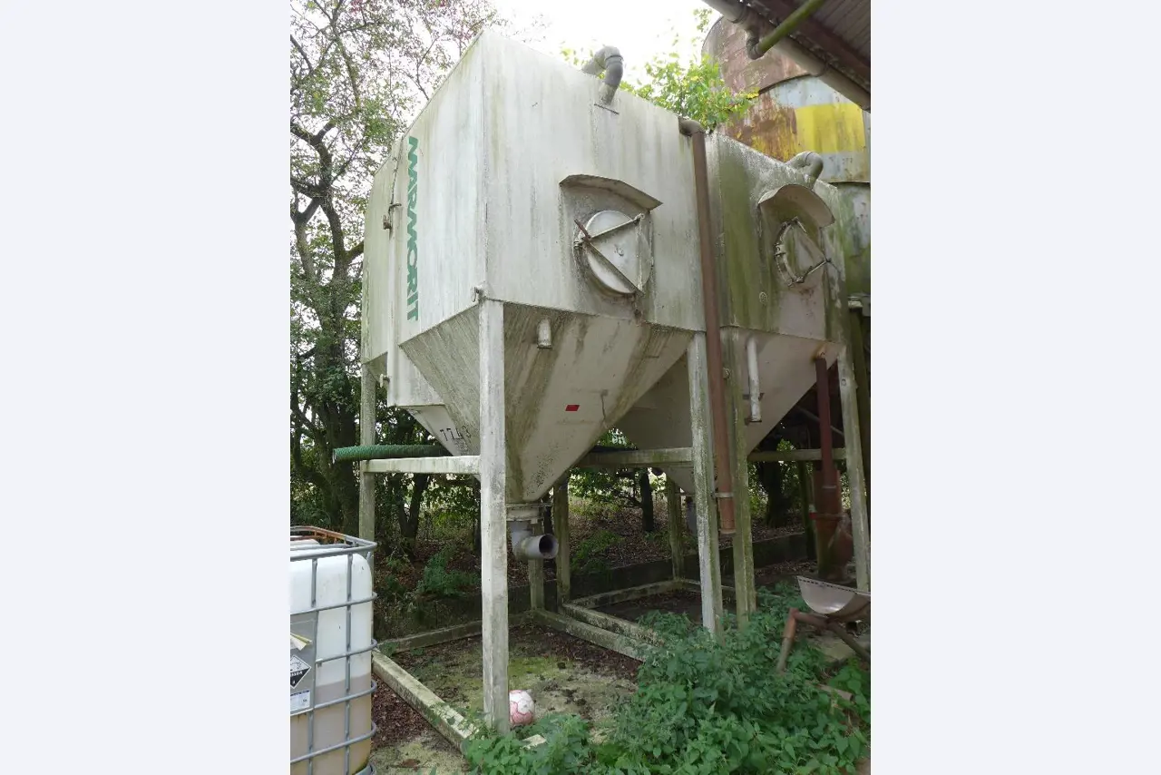 Máquinas bem conservadas do sector <br>agrícola-1