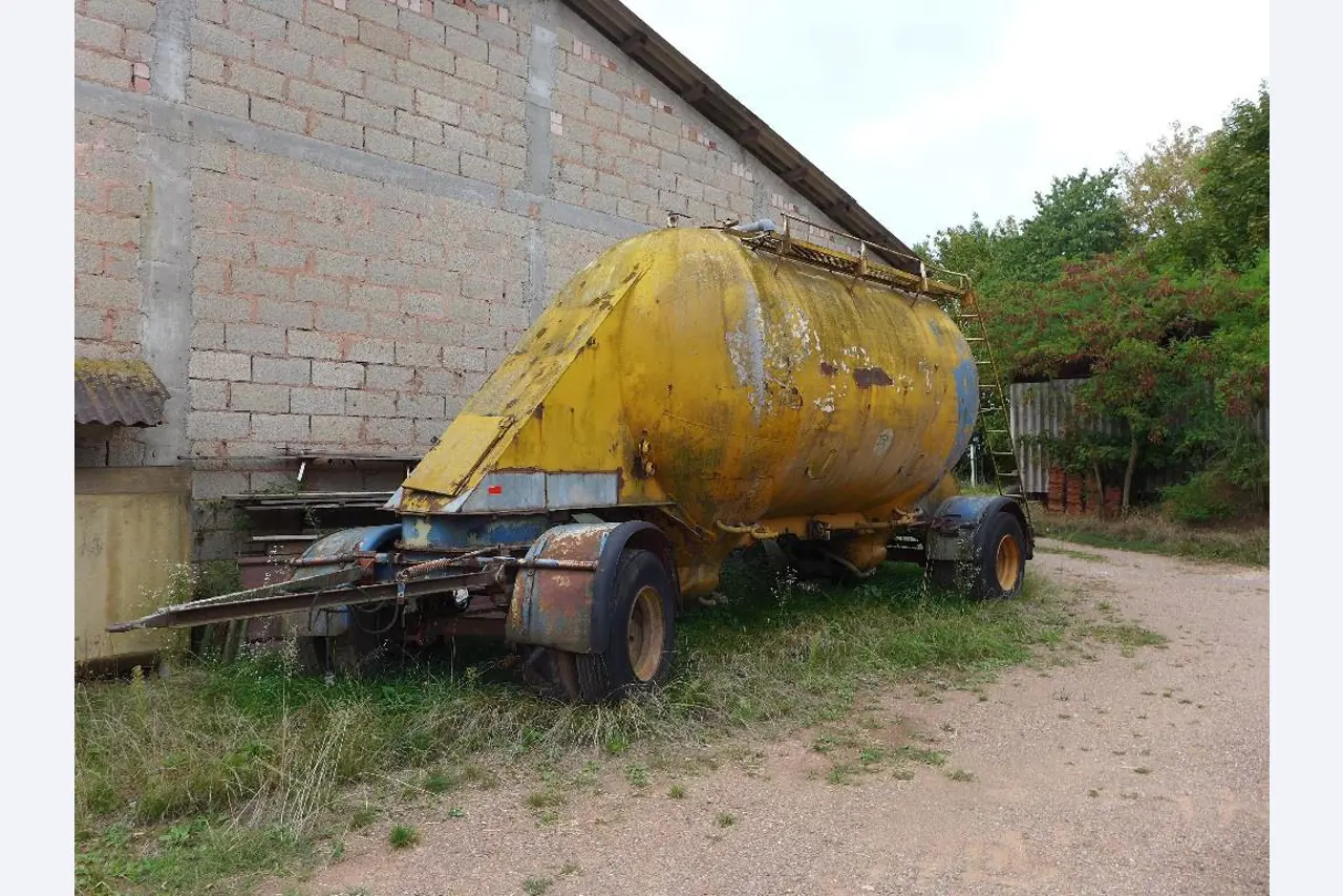 Máquinas bem conservadas do sector <br>agrícola-8