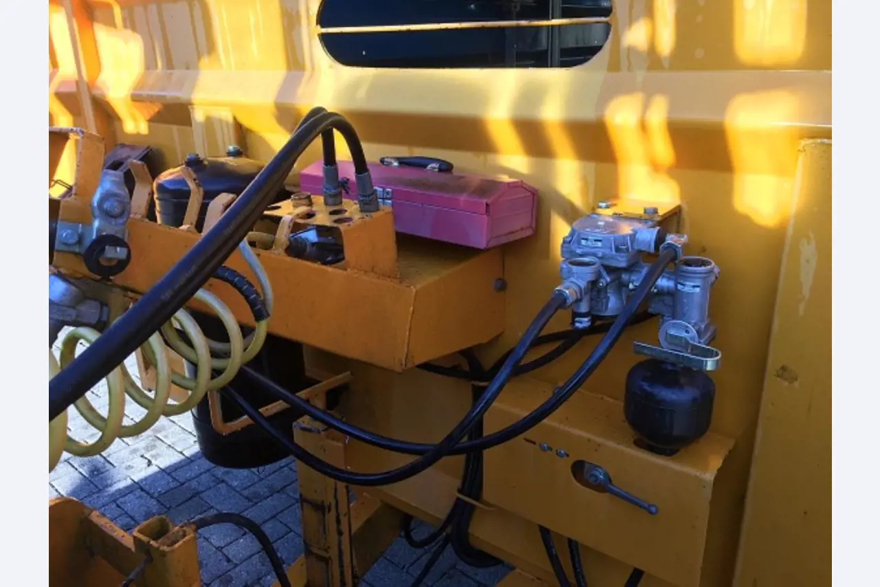 Máquinas bem conservadas do sector <br>agrícola-23