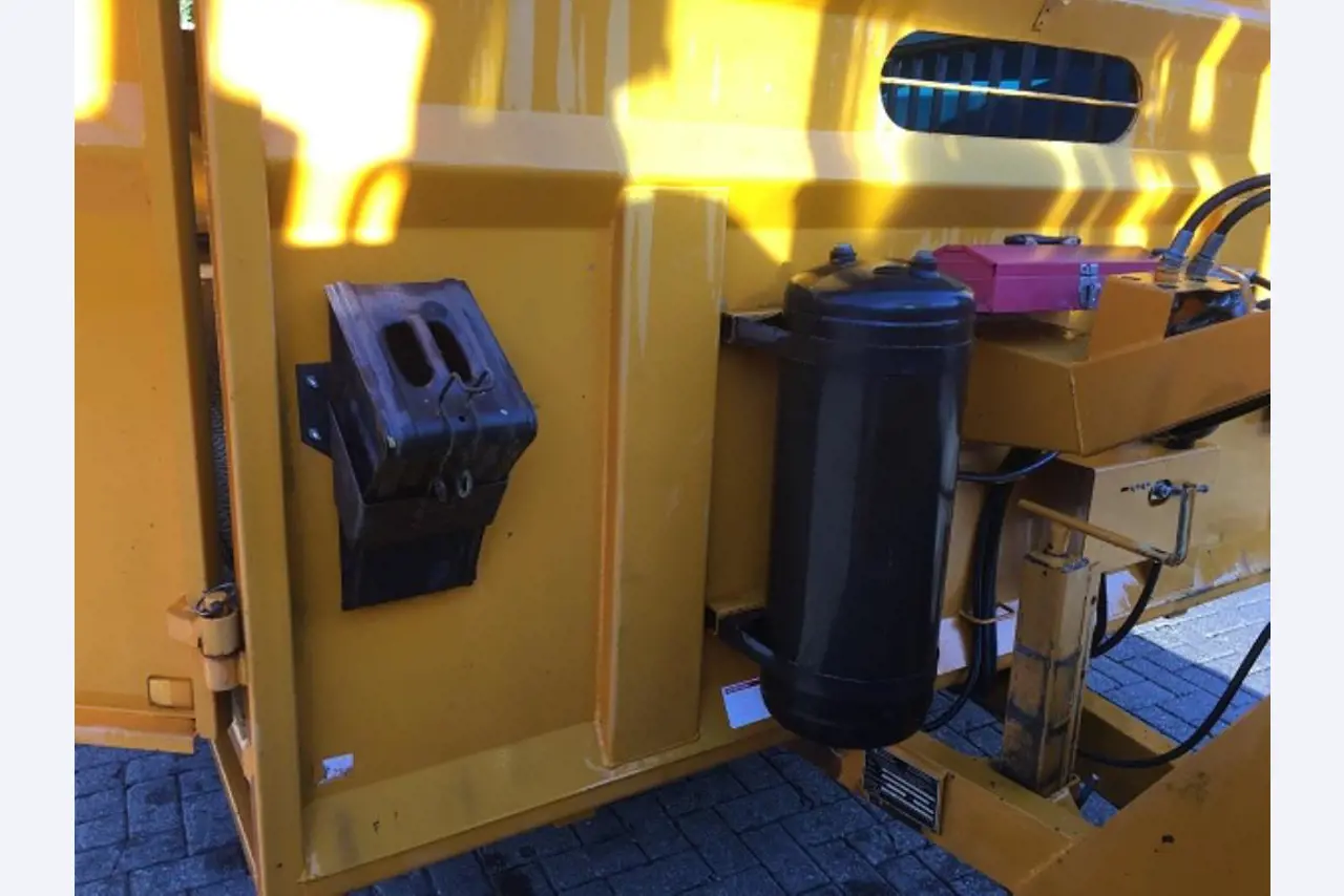 Máquinas bem conservadas do sector <br>agrícola-26