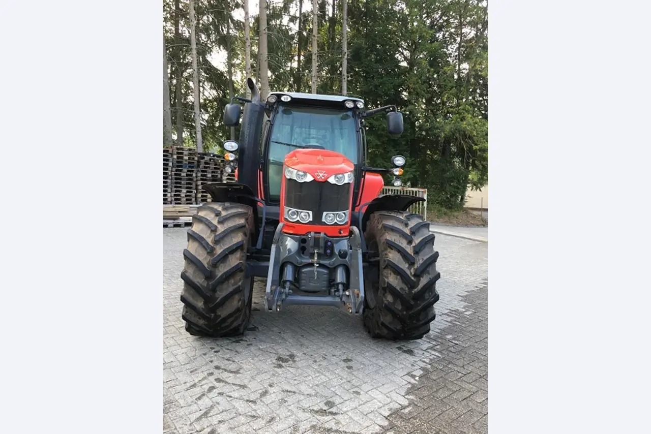 Máquinas bem conservadas do sector <br>agrícola-1