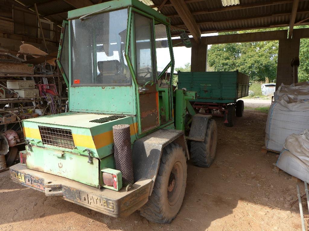 Máquinas bem conservadas do sector <br>agrícola-1