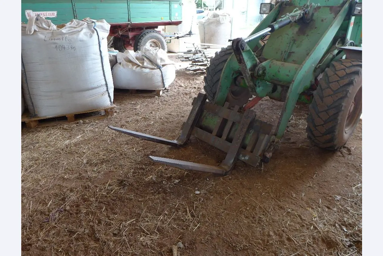 Máquinas bem conservadas do sector <br>agrícola-7