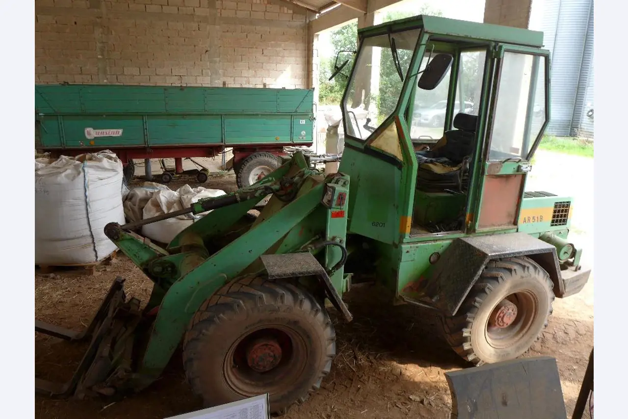 Máquinas bem conservadas do sector <br>agrícola-8