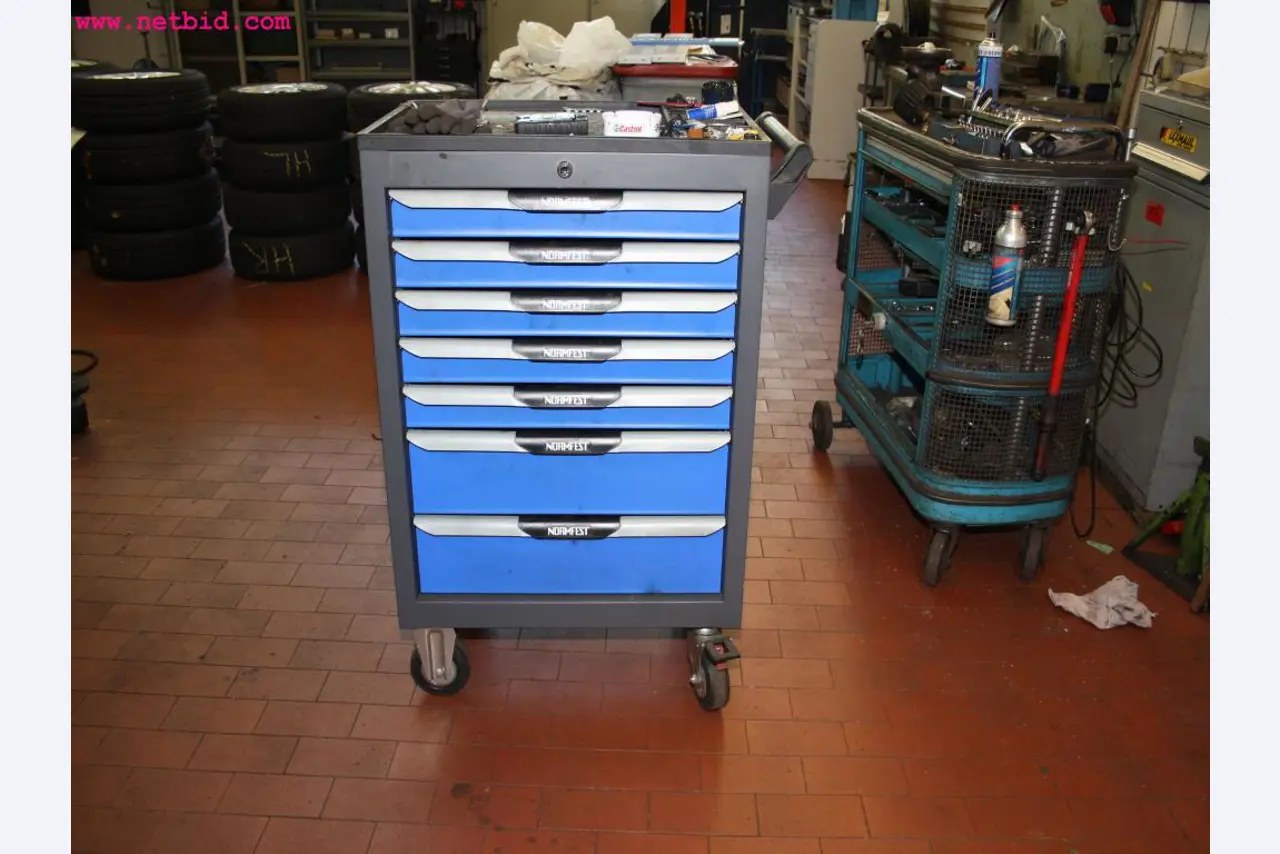 well-maintained machines from the sector automobile workshop -1