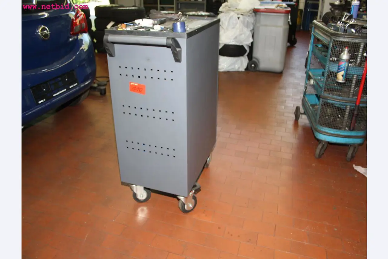 well-maintained machines from the sector automobile workshop -2